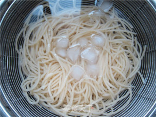 青酱虾仁沙拉面的做法步骤：9