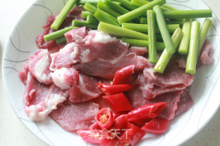 蒜薹炒肉片的做法步骤：1