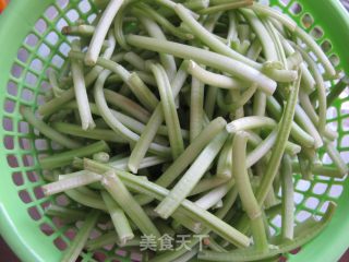 小炒番薯杆的做法步骤：1