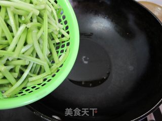 小炒番薯杆的做法步骤：2
