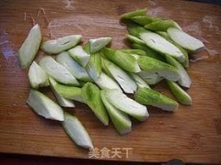 油面筋炒丝瓜的做法步骤：2