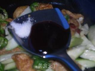 油面筋炒丝瓜的做法步骤：6