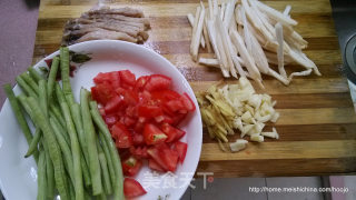 腊肉豆角焖面的做法步骤：1