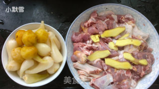 鬼节必吃的酸荞头焖鸭肉的做法步骤：1