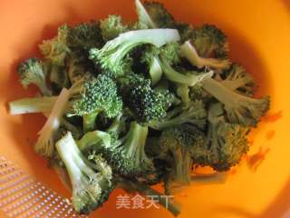 蒜炒西兰花的做法步骤：1