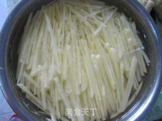 蒜苗土豆丝的做法步骤：1