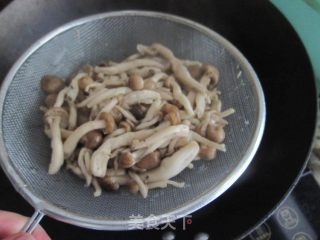 蟹味菇炒小白菜的做法步骤：3