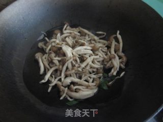 蟹味菇炒小白菜的做法步骤：6