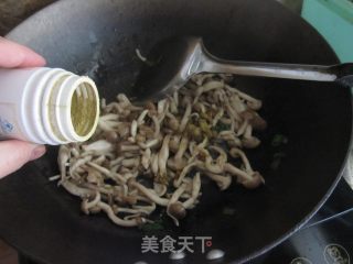 蟹味菇炒小白菜的做法步骤：7