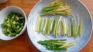 粤菜清蒸鱼(方法绝对正宗，成品咬牙献丑，给大家做反面教材)的做法步骤：1
