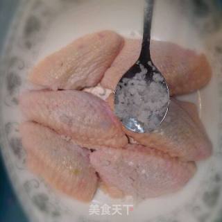 咖喱鸡翅的做法步骤：1