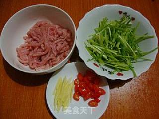 芫荽入菜、鲜美无比------【芫荽肉丝小炒】的做法步骤：2