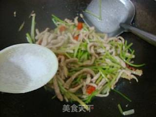 芫荽入菜、鲜美无比------【芫荽肉丝小炒】的做法步骤：7