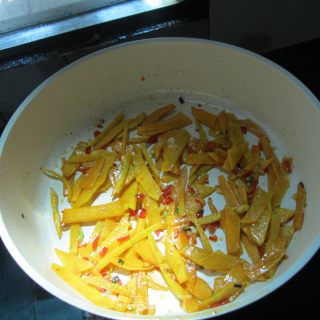 小炒老南瓜片的做法步骤：8