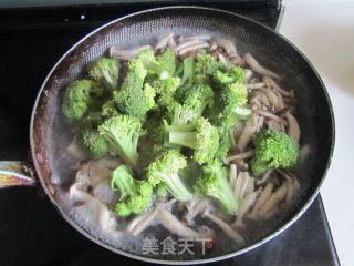 鲜菇虾仁西兰花的做法步骤：5