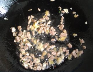 芝麻肉香蛋炒饭的做法步骤：4