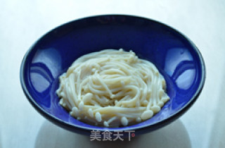 炝拌金针菇的做法步骤：4