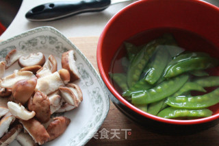 荷兰豆香菇虾仁的做法步骤：1