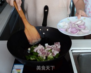 洋葱炒肉煲仔饭的做法步骤：5