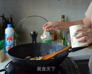 洋葱炒肉煲仔饭的做法步骤：8