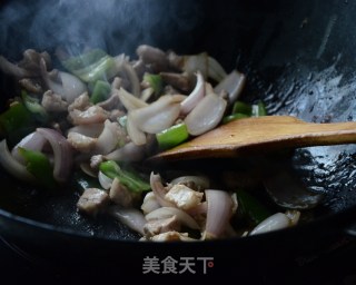 洋葱炒肉煲仔饭的做法步骤：9