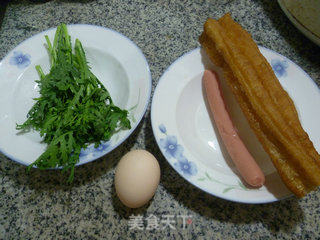 茼蒿火腿肠煎饼果子的做法步骤：1