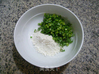 茼蒿火腿肠煎饼果子的做法步骤：5
