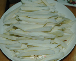 下饭菜——鱼香茭白的做法步骤：1