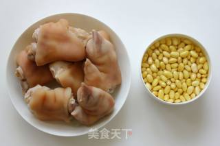 【养颜美容】猪蹄黄豆汤的做法步骤：1