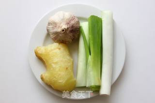 【养颜美容】猪蹄黄豆汤的做法步骤：2