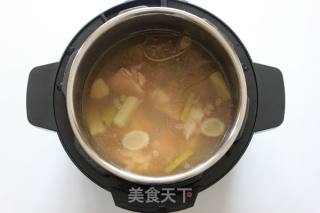 【养颜美容】猪蹄黄豆汤的做法步骤：7