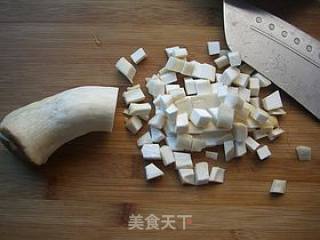 核桃仁炒杏鲍菇的做法步骤：2