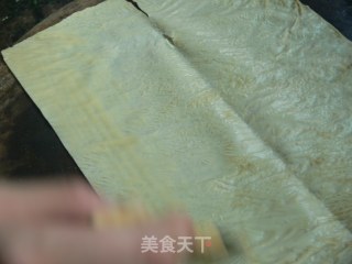 鱼香腐皮卷的做法步骤：1