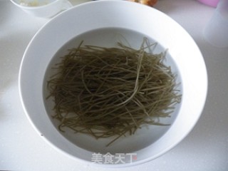 秋季养生素菜----豆芽炒粉条的做法步骤：1