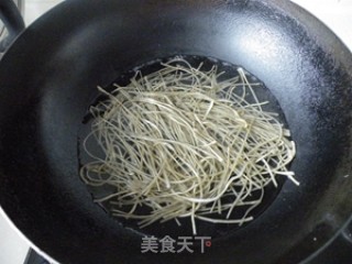 秋季养生素菜----豆芽炒粉条的做法步骤：2