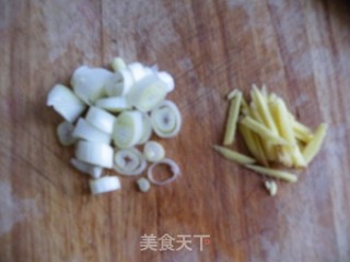 秋季养生素菜----豆芽炒粉条的做法步骤：4