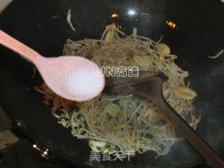 银芽青椒炒香干的做法步骤：9