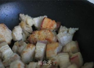 大热天吃香而不腻五花肉的完美做法——杏鲍菇韩味红烧肉的做法步骤：5