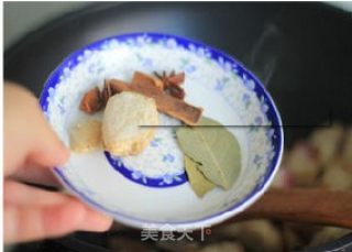 大热天吃香而不腻五花肉的完美做法——杏鲍菇韩味红烧肉的做法步骤：6