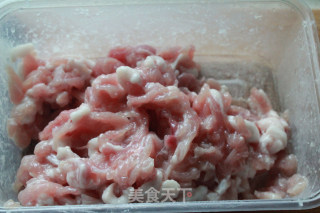 家庭版快速鱼香肉丝的做法步骤：1