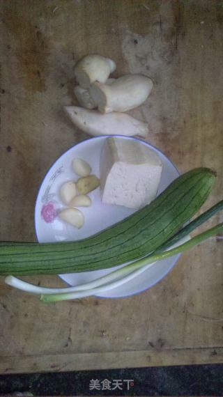 杏鲍菇丝瓜豆腐汤的做法步骤：1