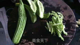 苦瓜炒鸡蛋的做法步骤：2