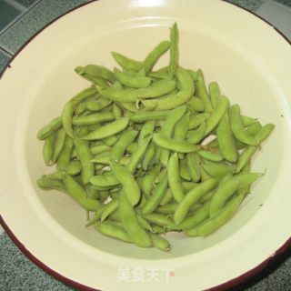 五香毛豆的做法步骤：1