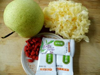 蜜娇颜（蜂蜜）银耳梨杞羹的做法步骤：1