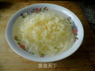 蜜娇颜（蜂蜜）银耳梨杞羹的做法步骤：2