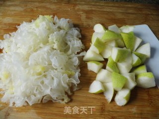 蜜娇颜（蜂蜜）银耳梨杞羹的做法步骤：3