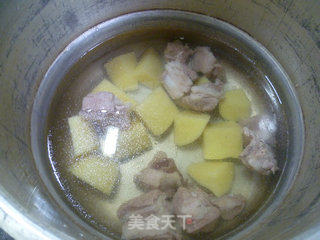 蟹柳土豆排骨汤的做法步骤：5