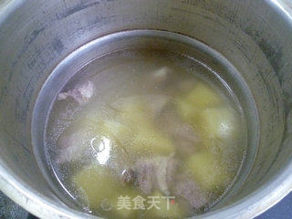 蟹柳土豆排骨汤的做法步骤：7