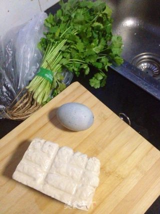 香菜豆腐皮蛋汤的做法步骤：1
