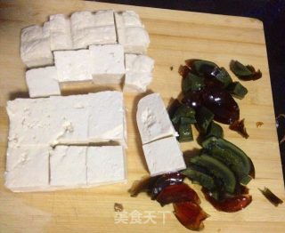 香菜豆腐皮蛋汤的做法步骤：2